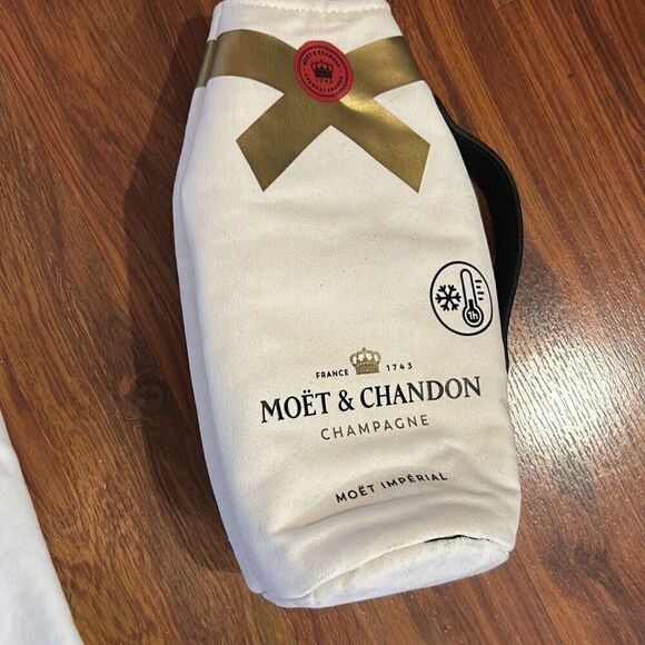 Moet & Chandon women's Lyra short sleeve T-shirt size S with champagne holder ba - Picture 4 of 6